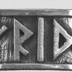 Ring aus Silber mit der Inschrift "AR OK FRIDR". Dieser Wikingersegen wurde der Edda entnommen und bedeutet übersetzt "gute Ernte und Frieden".