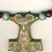 Thorshammer aus Bronze nach einem Original aus Schonen/Schweden. Daher bekannt als Schonenhammer. Ca. 10. Jhd.